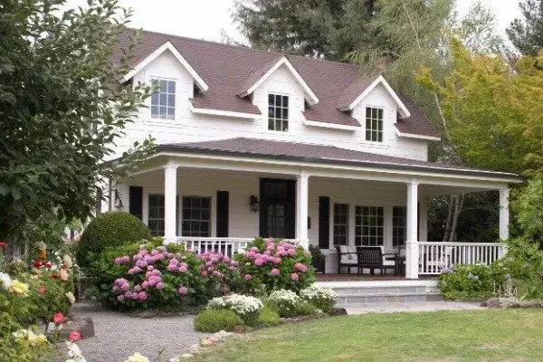 Cape Cod House Near Atlanta - White with Black Trim - Kimberly Painting 600x400