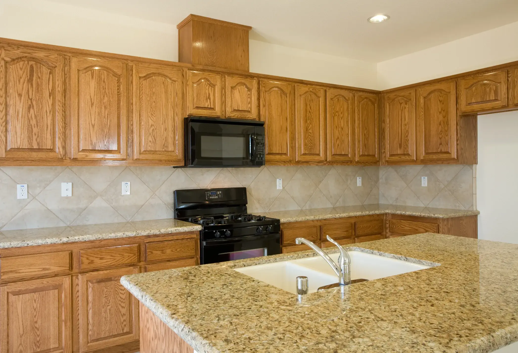 Kitchen paint colors: beige walls with honey oak cabinets