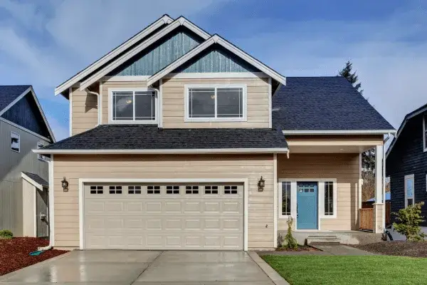 A suburban Atlanta home with a light tan and vibrant blue color scheme