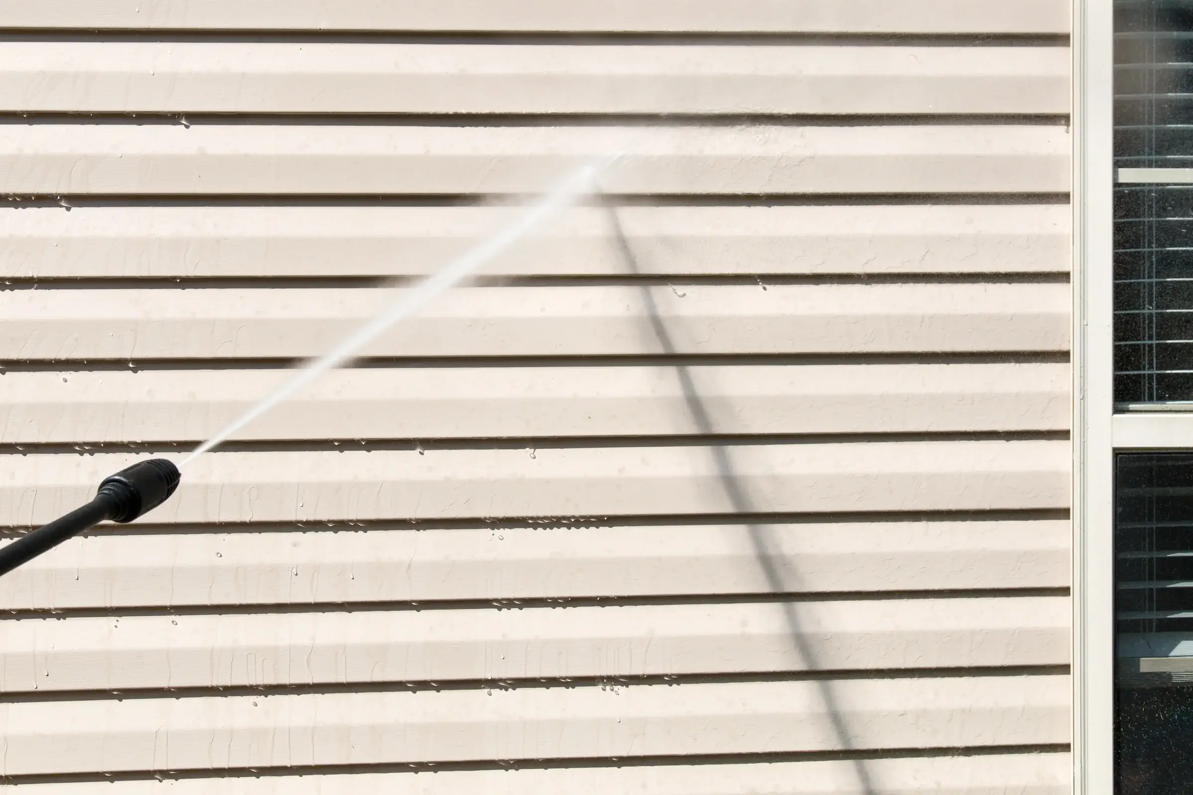 Painting vinyl siding in Atlanta, Georgia: power washing